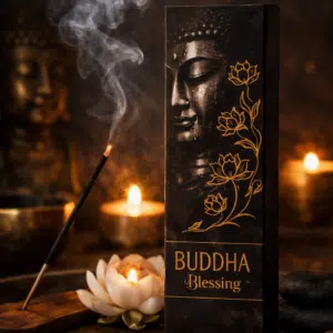 Boîte Buddha Blessing accompagnée d’encens, de fleurs et de bougies, dans une ambiance zen et tamisée.