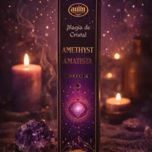 Accueil 9 Boîte à encens en améthyste posée sur une table, accompagnée de bougies, de cristaux et d’un fond violet mystique, dans une ambiance zen.