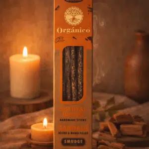 Accueil 10 Boîte d’encens au bois de santal posée sur une table, entourée de bougies et de morceaux de bois de santal, décoration zen.