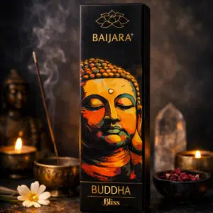 Boîte d’encens Baijara Buddha Bliss en position debout, avec des bougies et une statue de Bouddha en arrière-plan.