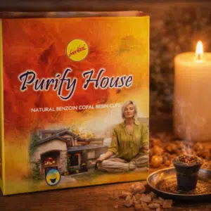 Coffret d’encens naturel Purify House au benjoin et au copal, comprenant une coupelle allumée et une bougie.