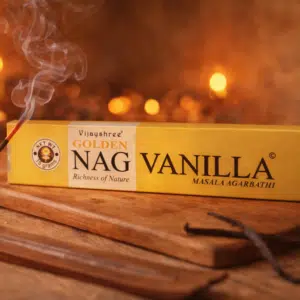 Accueil 9 Coffret d'encens Vijays Golden Nag Vanilla, bâtonnet allumé et bougies parfumées.
