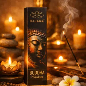 Coffret d'encens Buddha Wisdom avec des bougies, des bâtonnets d'encens, des pierres et des fleurs disposés sur une table.