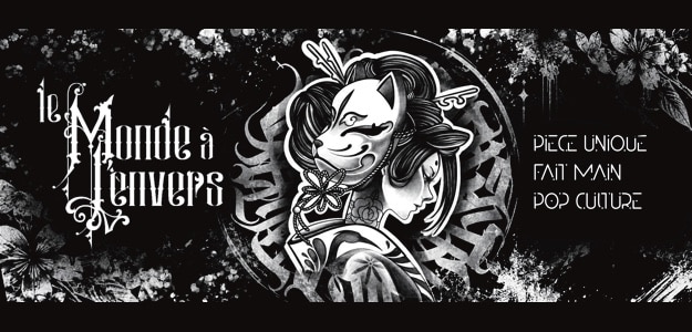 Illustration en noir et blanc représentant une femme portant un masque de kitsune, accompagnée du texte Le Monde à l’envers.