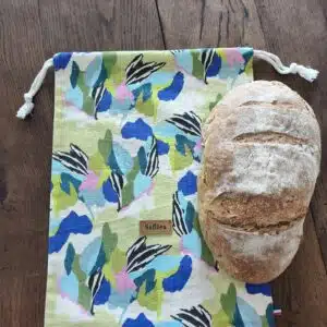 Accueil 10 Une table rustique et un sac en tissu à motifs posés sur une table en bois.