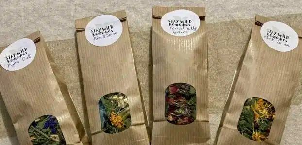 Quatre sachets en papier kraft d'infusions à base de plantes médicinales Stay Wild Remedies.