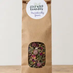 Sachet en papier kraft de tisane bio Stay Wild Remedies avec étiquette ronde.