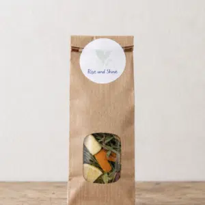 Accueil 9 Sachet en papier kraft de tisane Rise and Shine avec une illustration représentant des plantes et des fruits.