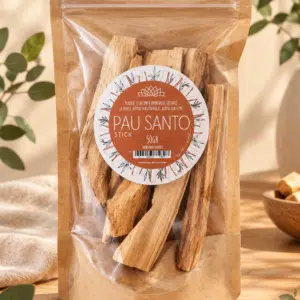 Pochette transparente contenant des bâtonnets de bois de Palo Santo, avec une étiquette ronde.